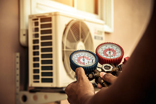 Professional Hvac technician working in Gurnee, IL